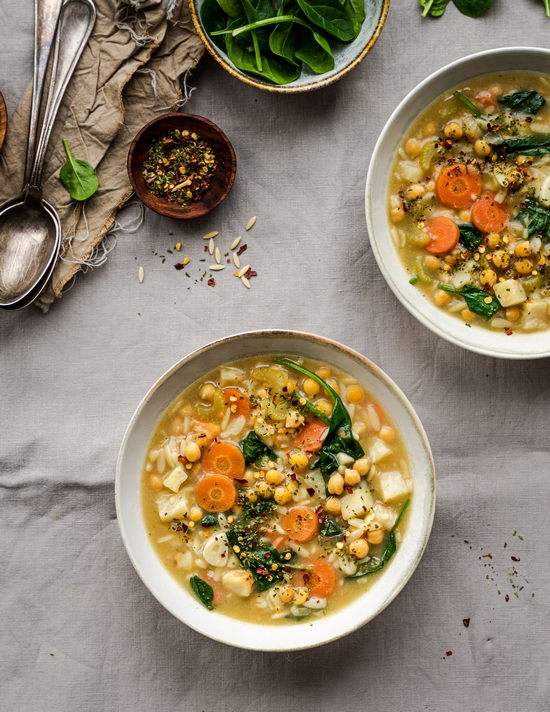 Recept: Zeleninová polévka s cizrnou a orzo