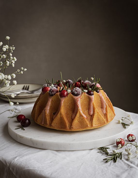 Recept: Bílková bábovka s brusinkami a pistáciemi